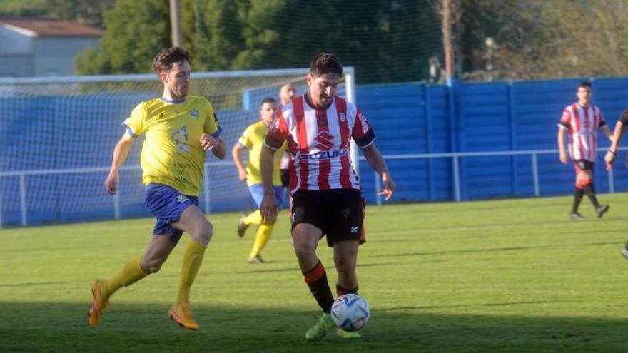 Paco Reigosa persigue a un rival durante el partido de ayer. |  // N. PARGA