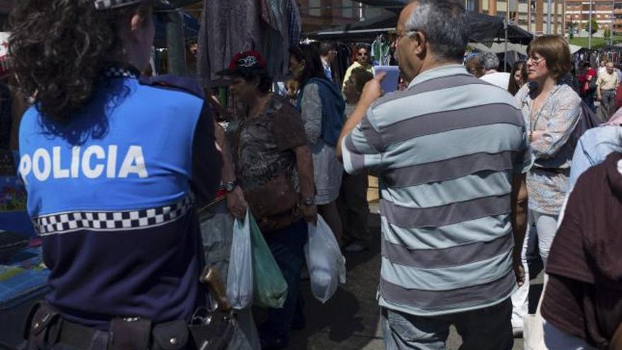 Una agente, ayer, en el mercadillo de la ropa.