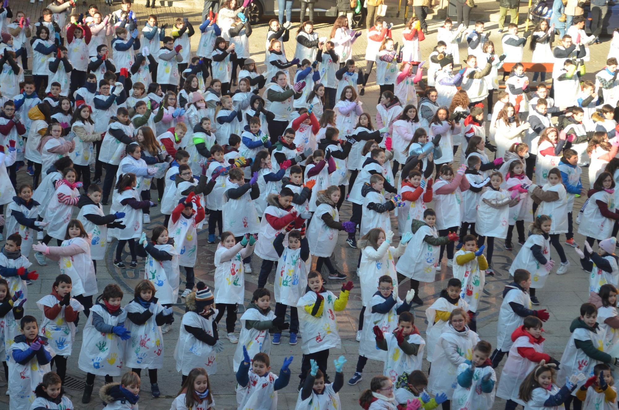 Alumnos y profesores del Virgen de la Vega de Benavente, juntos por la paz