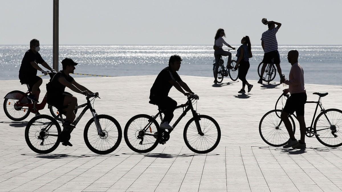 La bici treu força al transport públic i no arrenca entre els joves La bici treu força al transport públic i no arrenca entre els joves