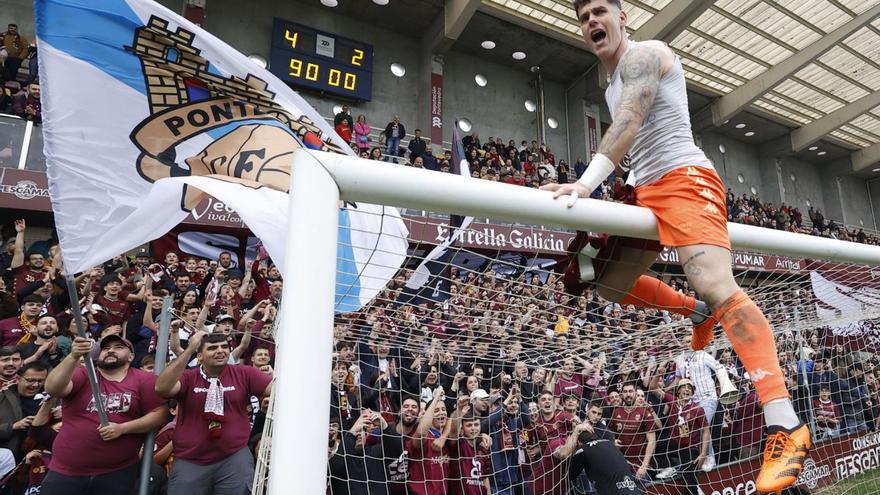 Edu Sousa, en la celebración del ascenso frente al Laredo. |  Gustavo Santos