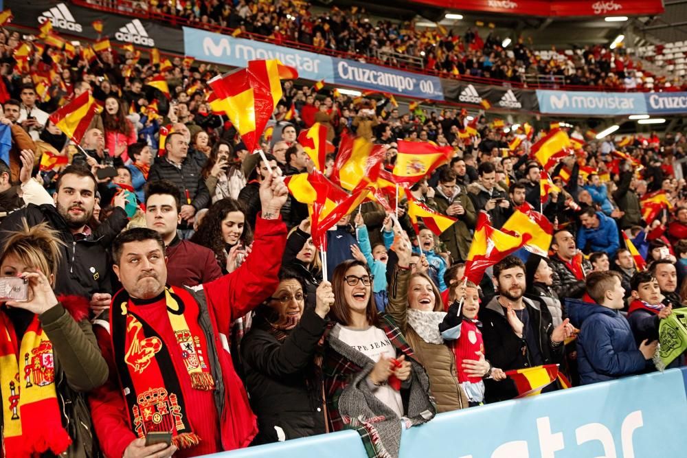 Aficionados en El Molinón durante el España-Israel