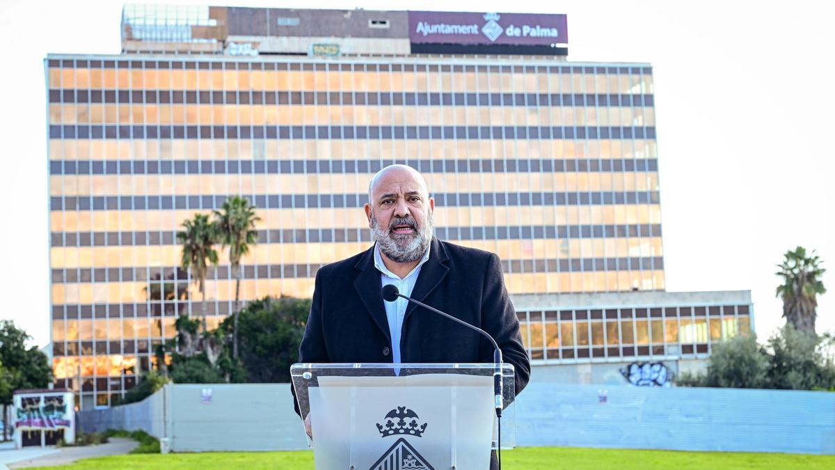 El alcalde de Palma, Jaime Martínez, este miércoles junto al edificio de GESA.