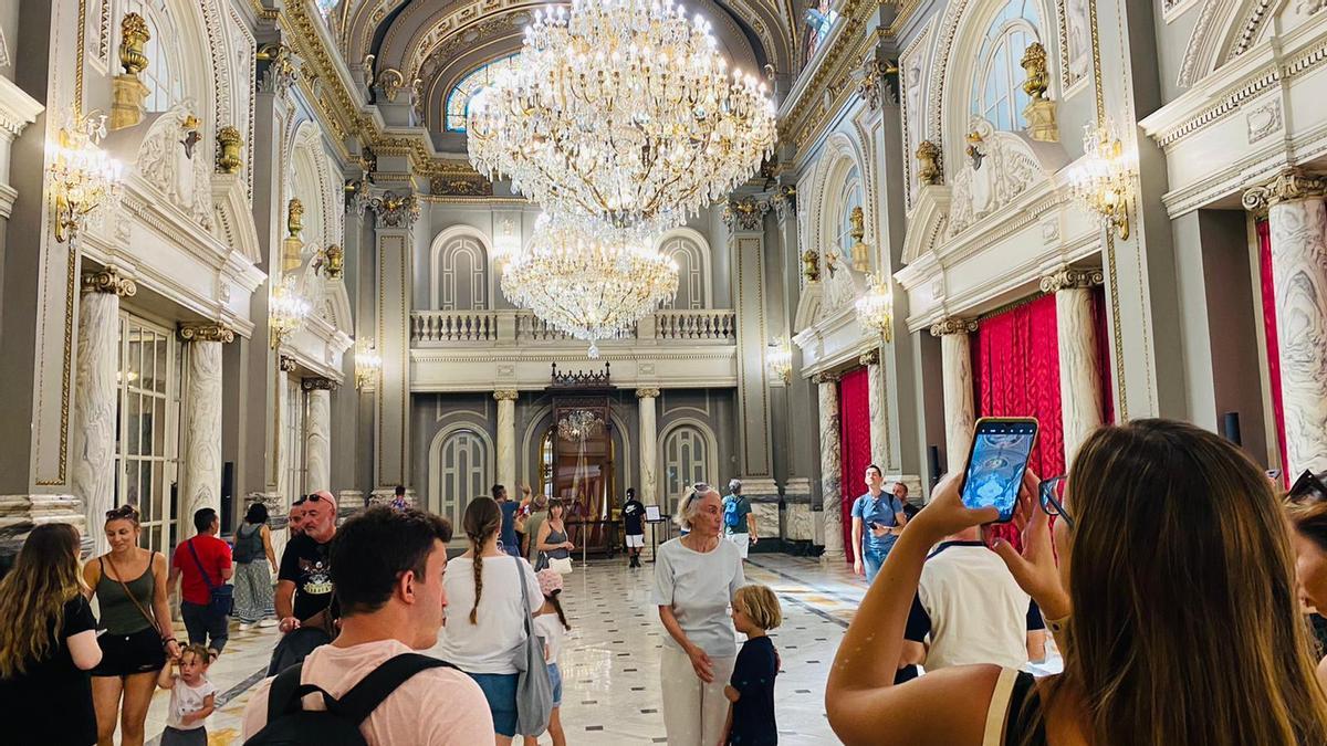 Salón de cristal del Ayuntamiento de València en una visita