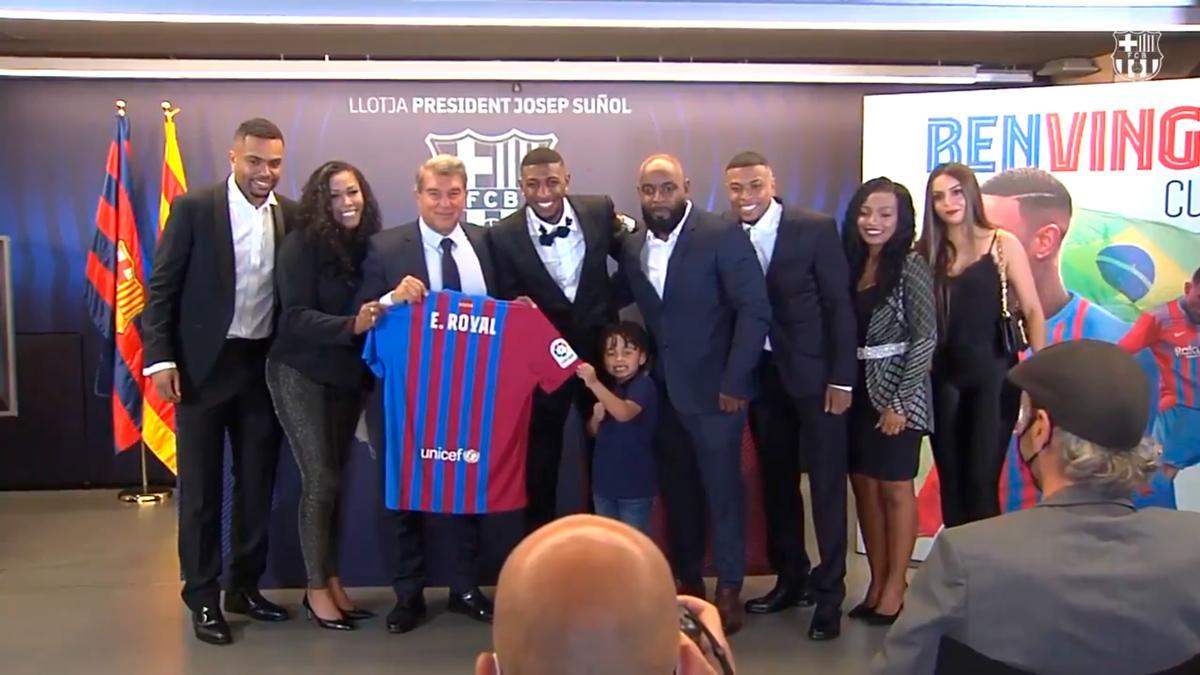 Emerson posa junto a su familia con la camiseta del Barça