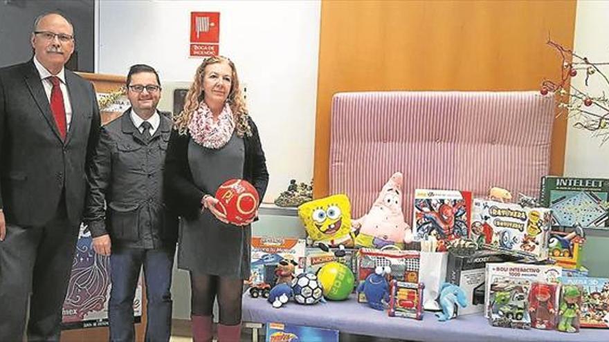 Entregan juguetes para niños con poco recursos en la Casa de la Mujer