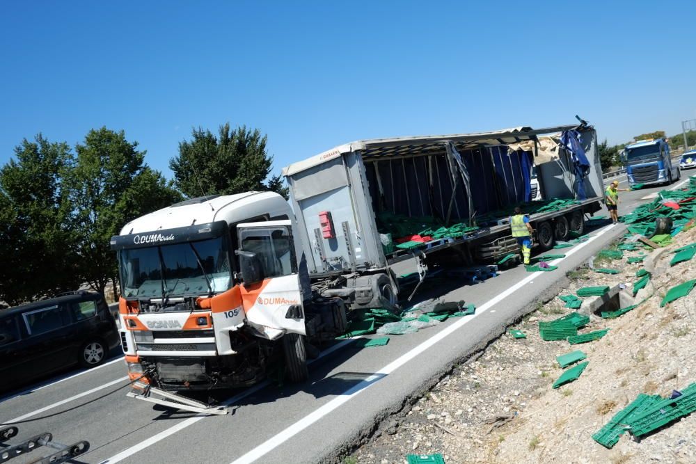 El vehículo transportaba cajas de plástico que han quedado esparcidas por el firme