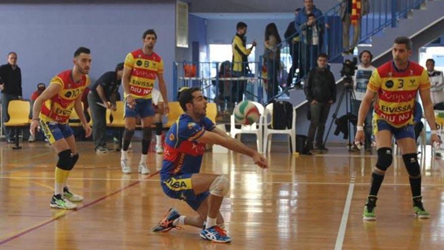 Sánchez, en el centro, intenta recepcionar una pelota durante un partido.