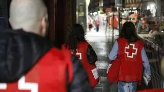 Una mujer sin hogar de 71 años que duerme en un portal de Zaragoza: "Los vecinos son excelentes, pero ellos viven aquí. La que no vive soy yo"