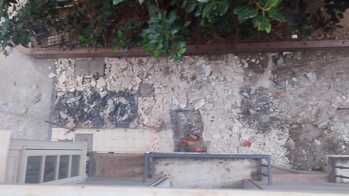 Imagen tomada por un vecino de los empedrados que iban a ser conservados en la plaza de San Pedro Alcántara, destruidos.