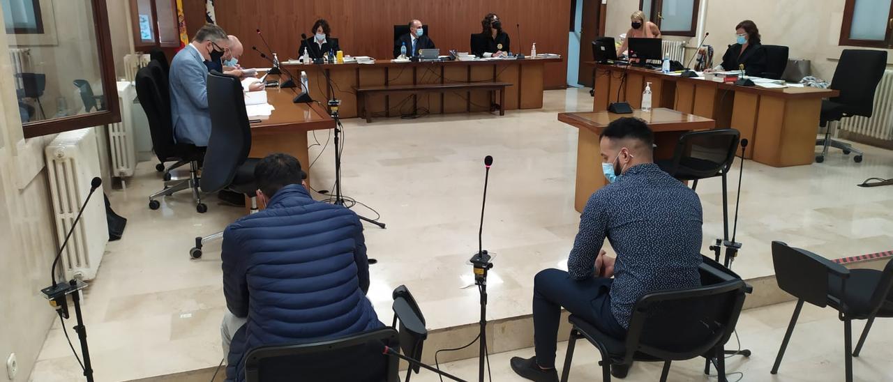 Los dos acusados, este jueves durante el juicio en la Audiencia