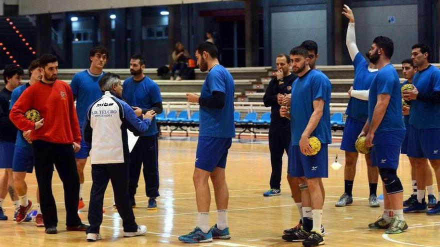 Jugadores del Teucro durante un entrenamiento celebrado en el Pabellón Municipal. // Rafa Vázquez