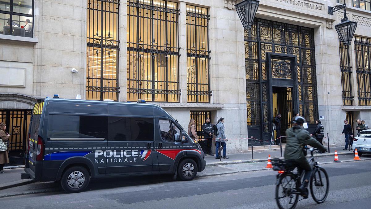 Un fugón policial junto a la sede del Bank of America en París, este miércoles.