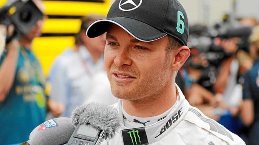 Rosberg parlant amb els mitjans un cop acabats els entrenaments