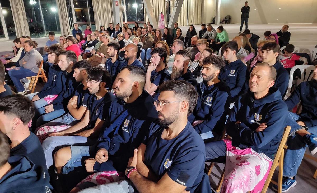 Jugadores y técnicos del Cangas y público, ayer en el auditorio. | Santos Álvarez