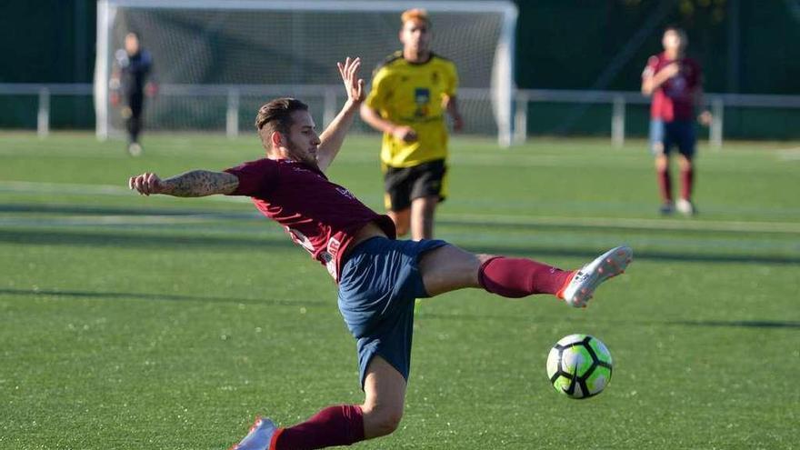 Un jugador del Pontevedra B se estira para tratar de llegar a un balón durante el partido de ayer. // G. S.