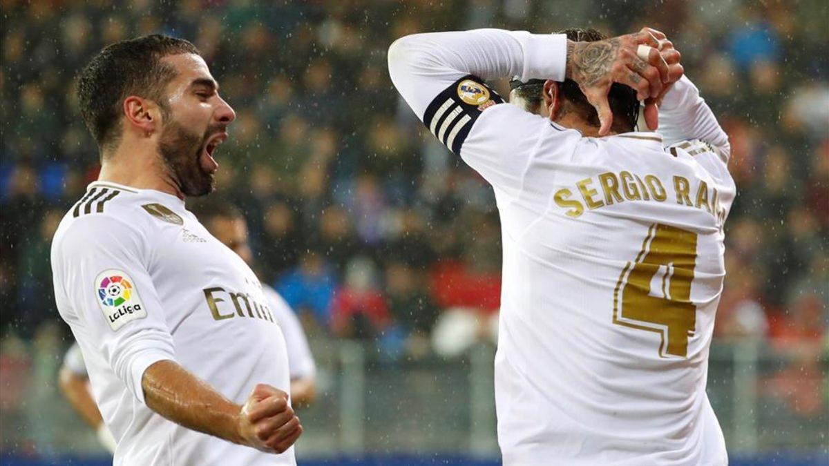 Carvajal celebra con Sergio Ramos el 0-2 del Madrid en Eibar