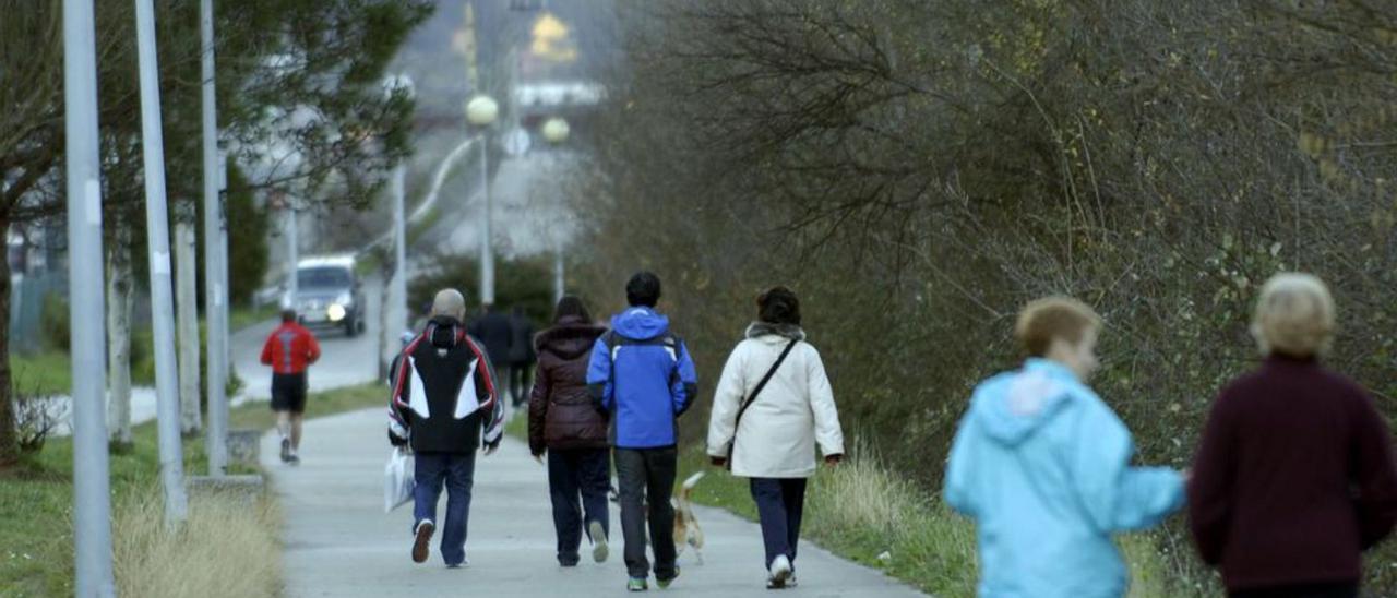 Usuarios de la senda fluvial , a la altura del polígono de Vega de Arriba.