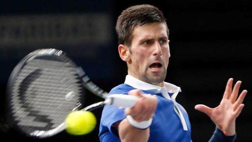 Djokovic se dispone a golpear una bola durante su partido ante el suizo Wawrinka.