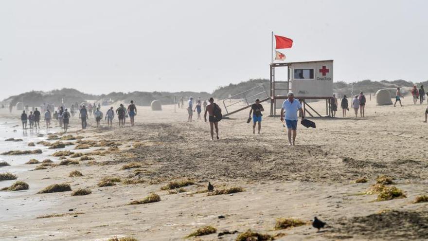 El viento y la calima siguen el jueves en Canarias y cierran Playa del Inglés por mala mar