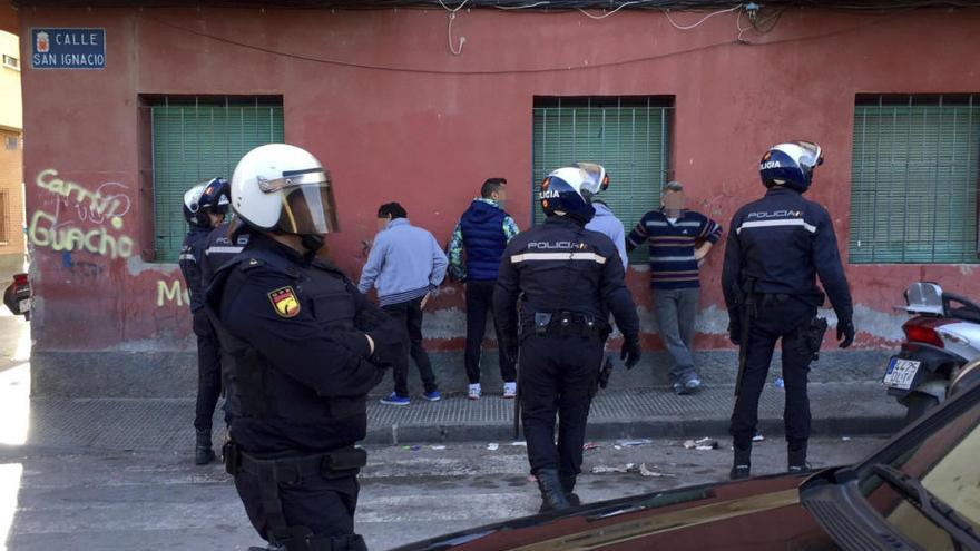 Momento de la redada en el barrio Espíritu Santo de Espinardo.