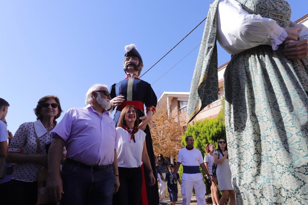 Los cabezudos recorren las calles de Garrapinillos