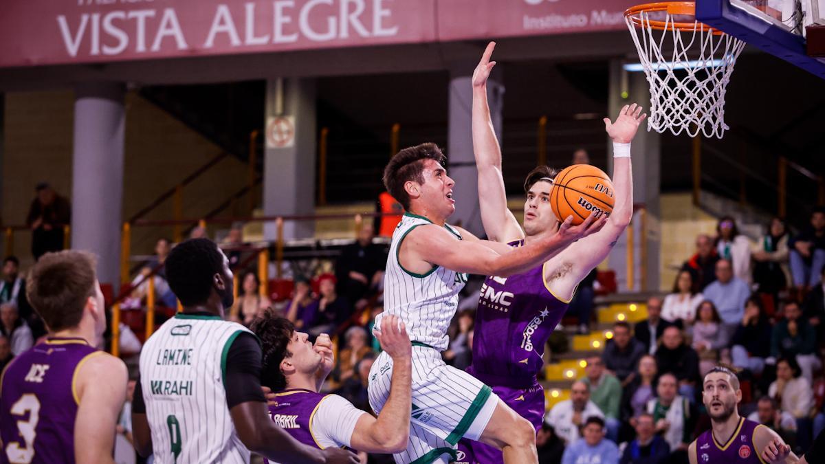 El encuentro Coto Córdoba - UEMC Baloncesto Valladolid, en imágenes