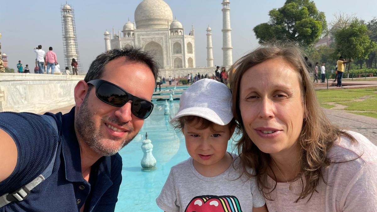 Diego Alonso con su mujer y su hijo en la India