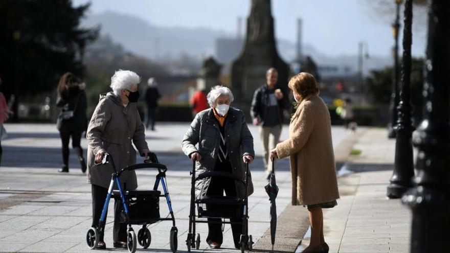 Tres ancianas, con mascarilla, disfrutando del día de sol en la Alameda de Pontevedra. |   // GUSTAVO SANTOS