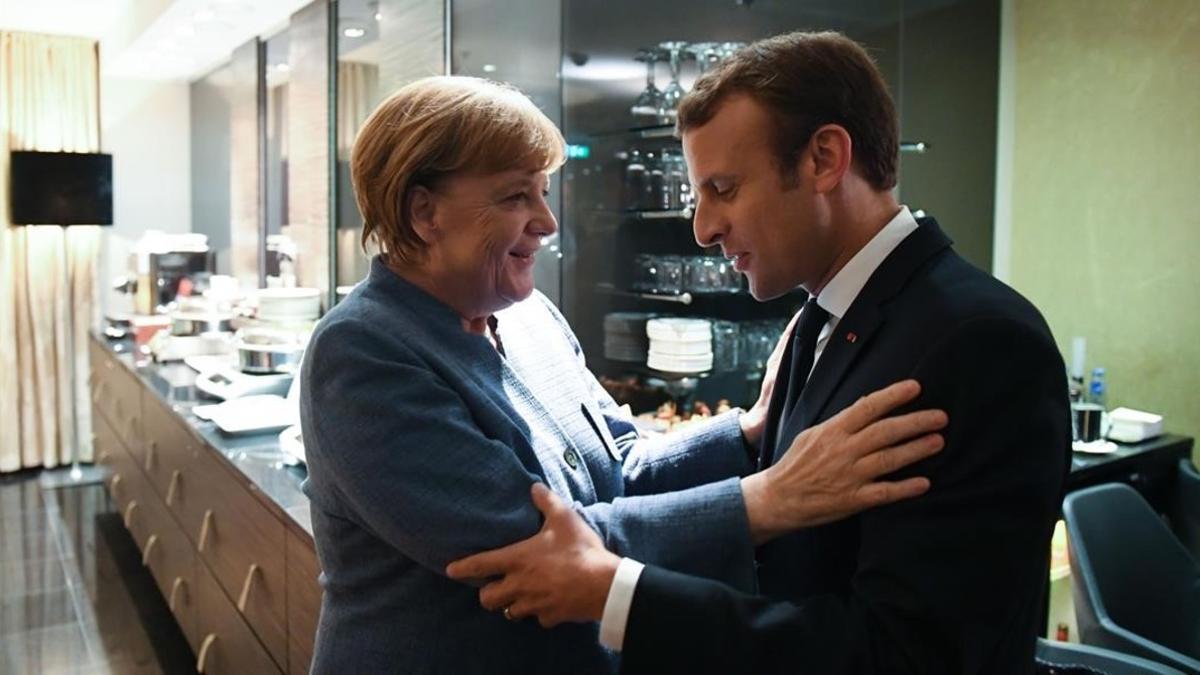 El presidente francés, Emmanuel Macron, y la cancillera alemana, Angela Merkel, en Tallín (Estonia).