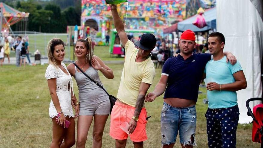 Sidra para los adultos y chocolate para los niños en la fiesta del barrio