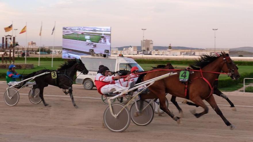 Jackson Bello, con Tomeu Fuster, en su primer triunfo en Son Pardo