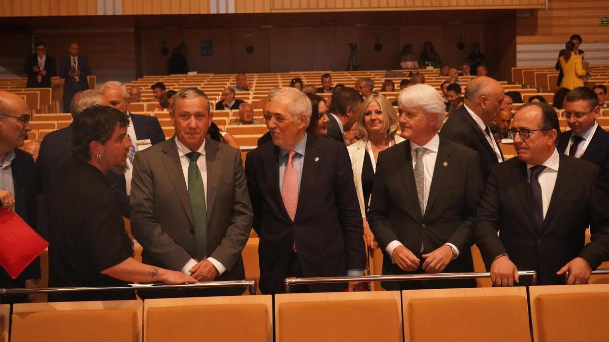 De izquierda a derecha, el concejal de Hacienda del Ayuntamiento de Zamora, Diego Bernardo; el presidente de la Diputación Provincial de Zamora, Javier Faúndez; el presidente del Tribunal Constitucional, Cándido Conde-Pumpido; el presidente del Consejo General de la Abogacía Española, Salvador González; y el presidente del Consejo de la Abogacía de Castilla y León, Fernando Rodríguez Santocildes.