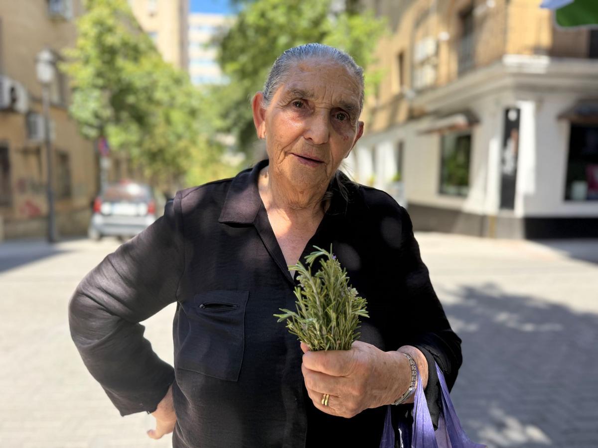 María, la mujer del romero, sigue recorriendo las calles con la misma cercanía de siempre, repartiendo ramitas, buenos deseos y el cariño que tantos cacereños le devuelven desde hace décadas.