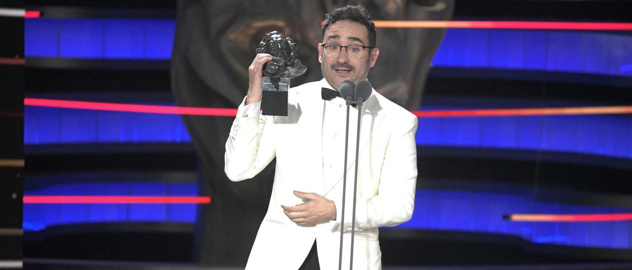 El realizador Juan Antonio Bayona tras recibir en nombre del compositor estadounidense Michael Giacchino el Goya a ´Mejor música original´ por su trabajo en ´La sociedad de la nieve´ durante la gala de la 38 edición de los Premios Goya,