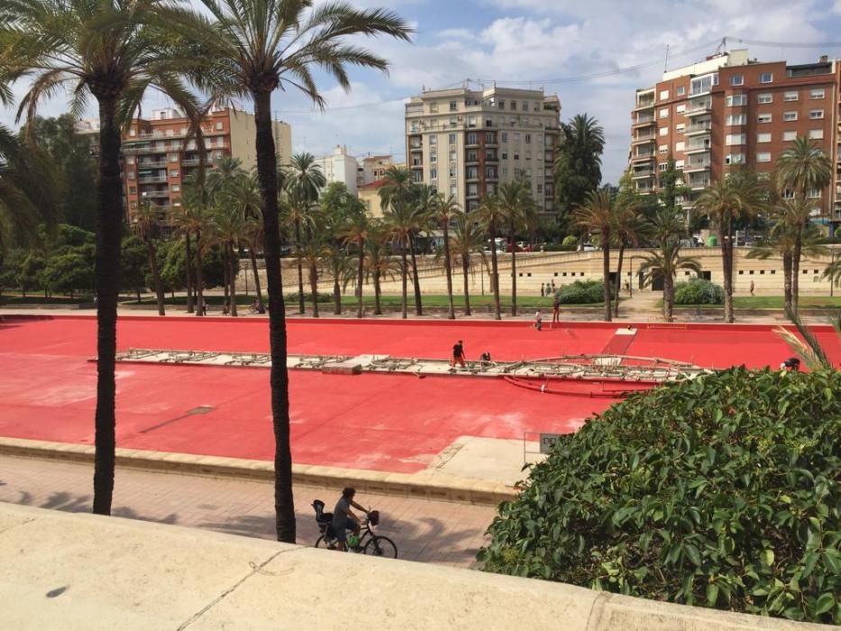 La fuente recupera su color original, el rojo