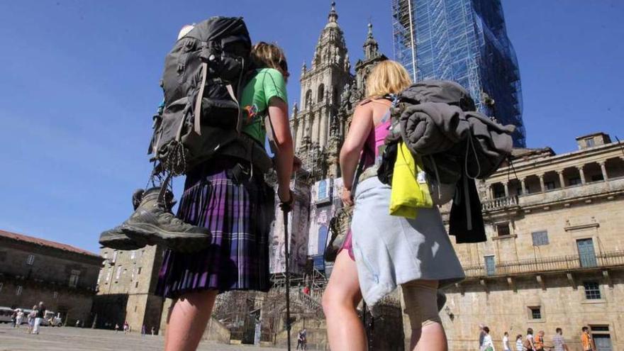 Dos peregrinas, a su llegada a la plaza del Obradoiro.