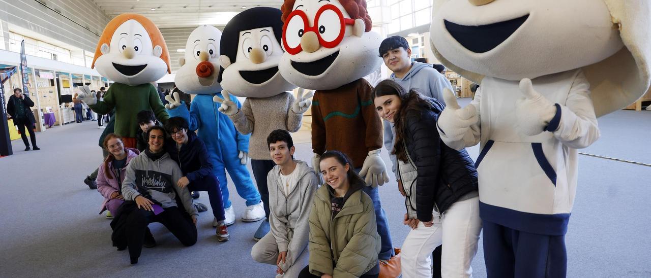 Alumnos do IES Xunqueira I con Os Bolechas, onte na apertura de Culturgal.