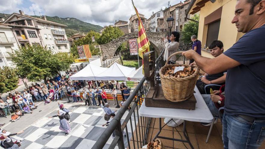 Pesada de bolets i ballets ala plaça, l’any passat | ARXIU/OSCAR BAYONA