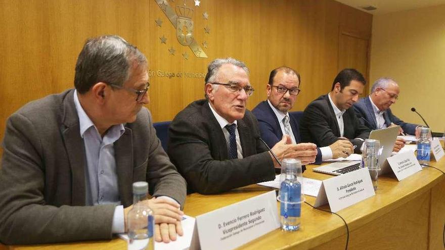 Alfredo García, segundo por la izquierda, durante una reunión en la sede de la Fegamp.
