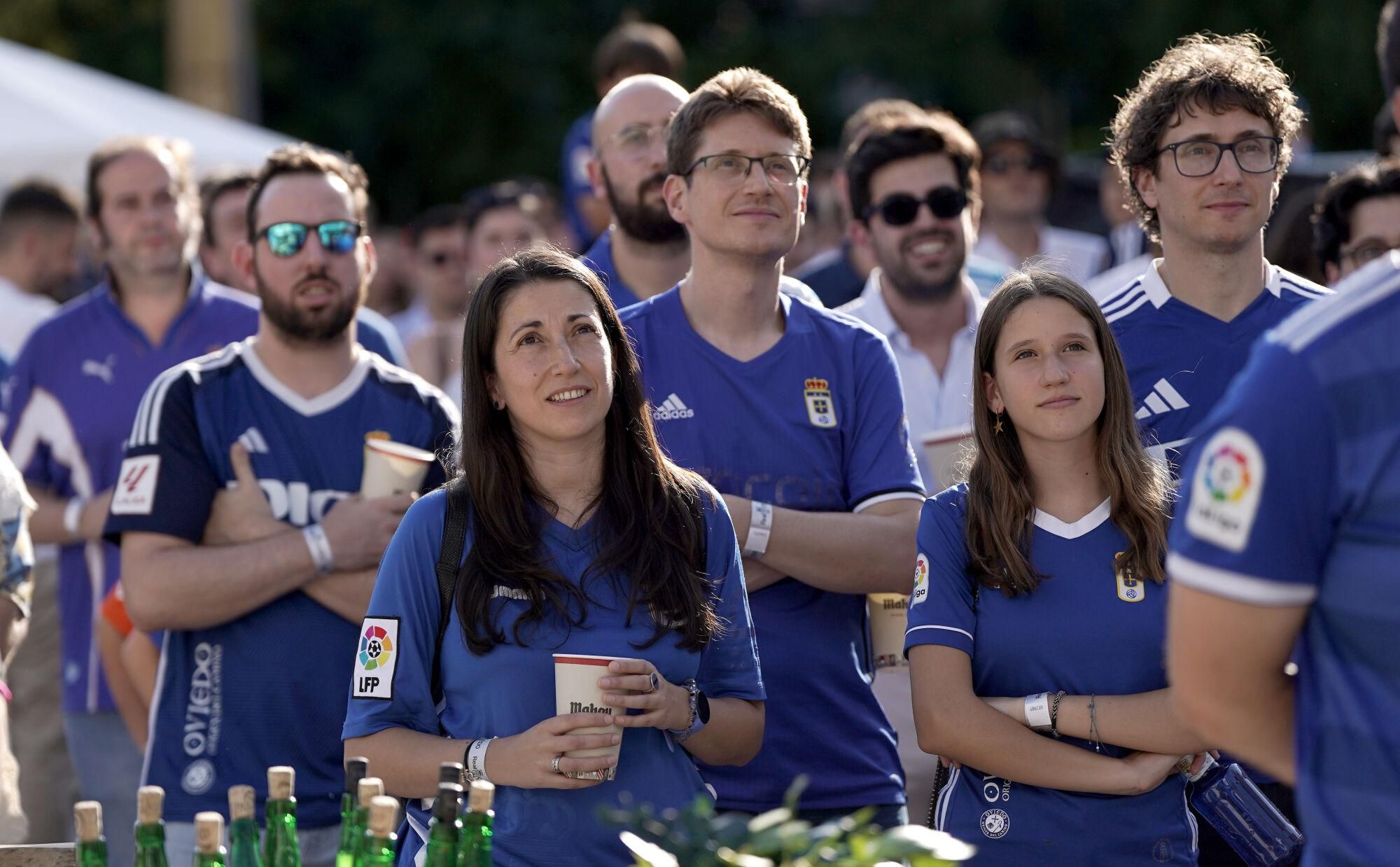 Así fue la fiesta del ascenso del Real Oviedo en Madrid.