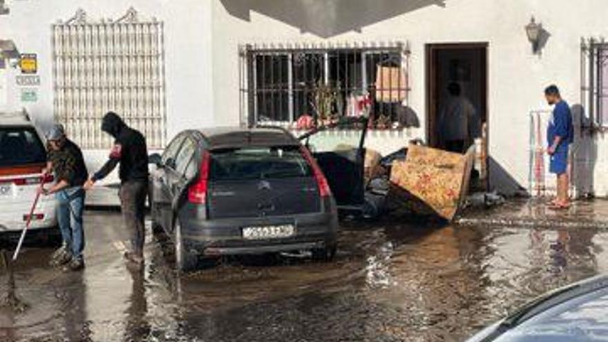 Desalojan a seis vecinos tras inundarse una planta baja en un edificio de San Pedro por las lluvias
