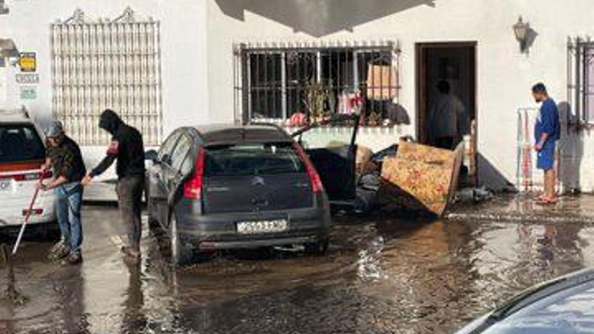 Vecinos afectados por las inundaciones en el entorno de Guadaiza, Marbella.