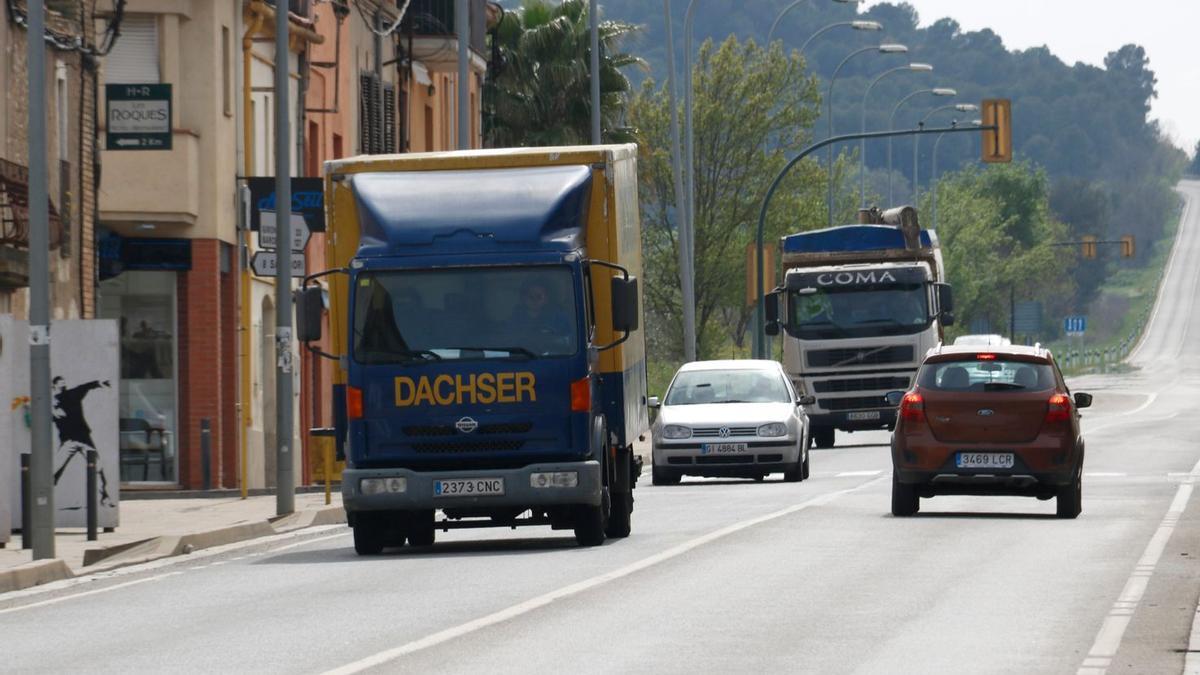 Pla obert de dos camions circulant per l&#039;N-II al seu pas pel municipi de Bàscara