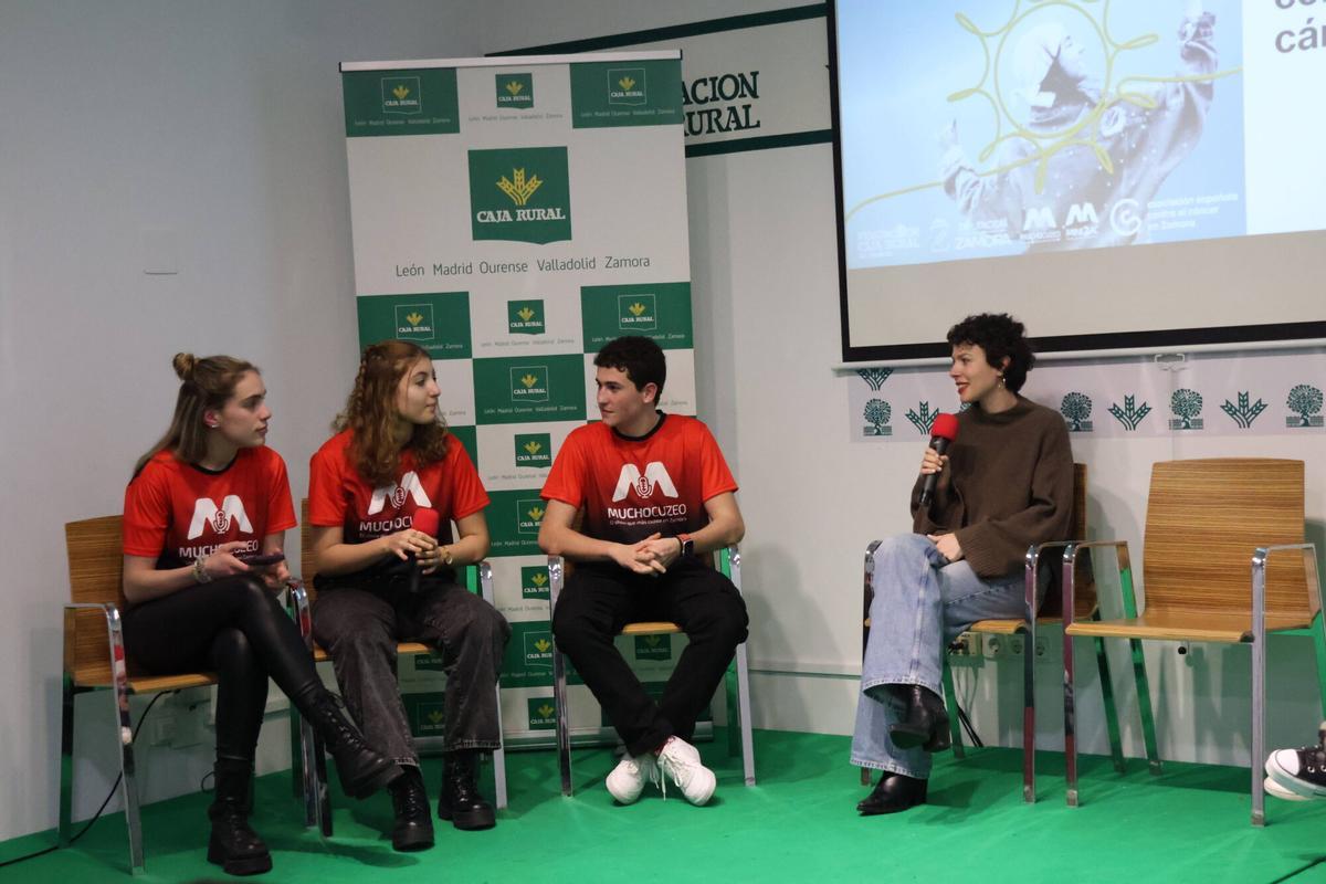 Leticia Navarro (derecha), cuenta su experiencia en el Centro Social de Caja Rural