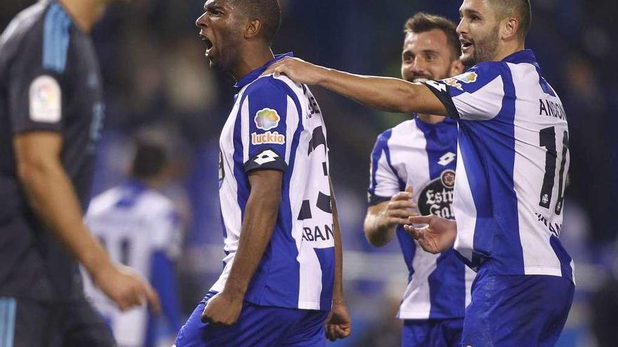 Ryan Babel celebra con Andone y Çolak su gol ante la Real Sociedad del lunes.