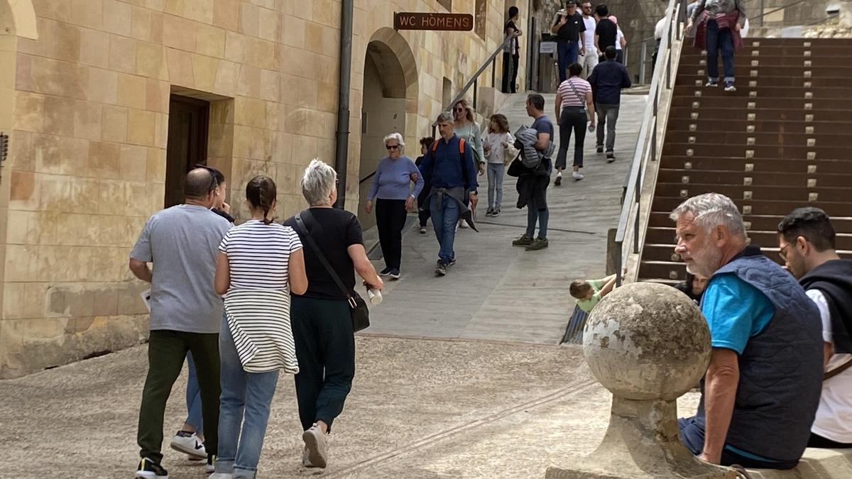 Visitantes en el Castell de Xàtiva durante las presentes Pascuas.