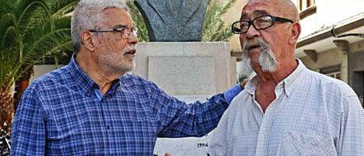 Antonio Aguado y Fernando Suárez frente al busto de Pablo Iglesias Posse, situado junto a la sede de UGT.