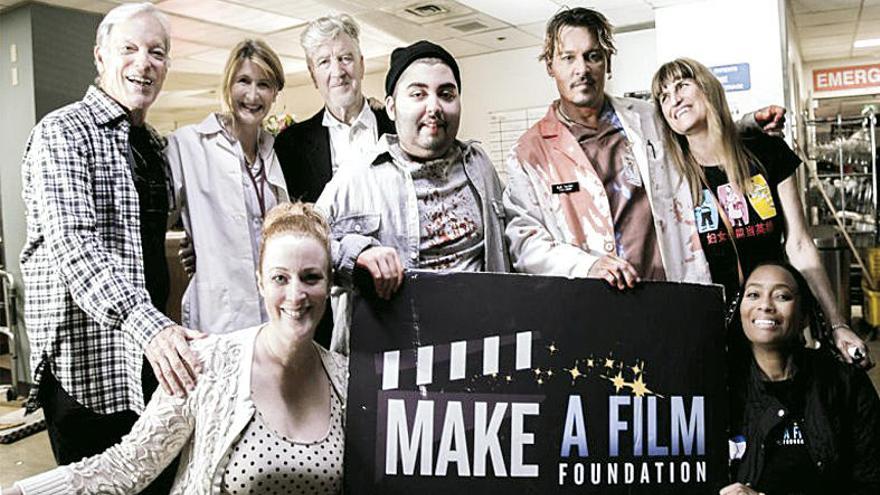 Los actores con el joven Conti en las instalaciones de Make a Film.