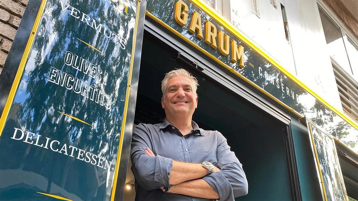 Ricard Torres, en la entrada del restaurante Garum.